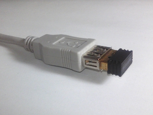 USB延長コードに超小型レシーバーを挿した様子 画像